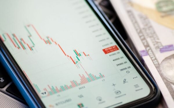 US Stocks Edge to More Records as Falling Oil Prices Boost Consumer Outlook