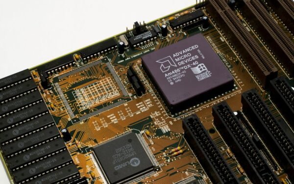 Broadcom Sinks 4% on Downgrade But Tech Selloff Fails to Derail Broader Rally